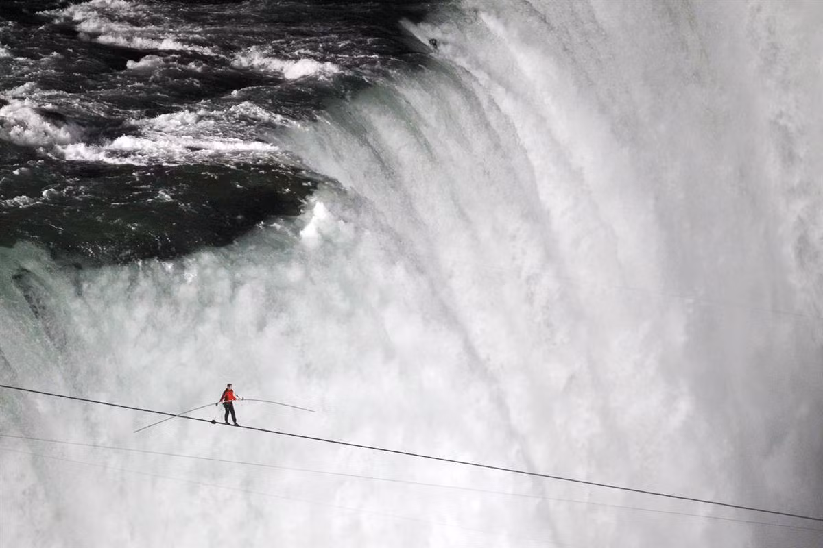 Vận động viên biểu diễn mạo hiểm Nik Wallenda đi bộ trên dây vượt qua thác Niagara nối liền giữa Mỹ và Canada.