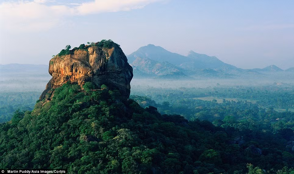 Tu viện Sigiriya lúc bình minh Tu viện Sigiriya lúc bình minh