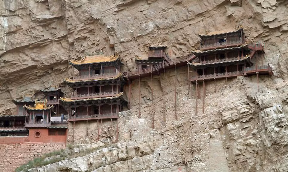 Tu viện được xây dựng trên vách núi Huashan cách phía đông thành phố Tây An, tỉnh Thiểm Tây, Trung Quốc khoảng 75 dặm với độc đạo vô cùng dốc và hiểm trở. Tu viện này được xây dựng trên vách của 1 trong 5 ngọn núi thiêng của Trung Quốc và là nơi các Hoàng đế Trung Hoa xưa thường tới hành hương hay còn được coi là đất thánh của Đạo giáo. Tu viện được xây dựng trên vách núi Huashan cách phía đông thành phố Tây An, tỉnh Thiểm Tây, Trung Quốc khoảng 75 dặm với độc đạo vô cùng dốc và hiểm trở. Tu viện này được xây dựng trên vách của 1 trong 5 ngọn núi thiêng của Trung Quốc và là nơi các Hoàng đế Trung Hoa xưa thường tới hành hương hay còn được coi là đất thánh của Đạo giáo.