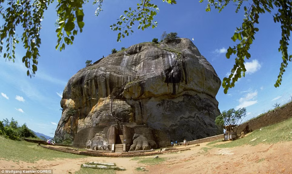 Một tàn tích của tu viện Sigiriya hay đá Sư tử nằm ở miền trung Matale, Sri Lanka được xây dựng từ thế kỷ 5 trước công nguyên. Một tàn tích của tu viện Sigiriya hay đá Sư tử nằm ở miền trung Matale, Sri Lanka được xây dựng từ thế kỷ 5 trước công nguyên.