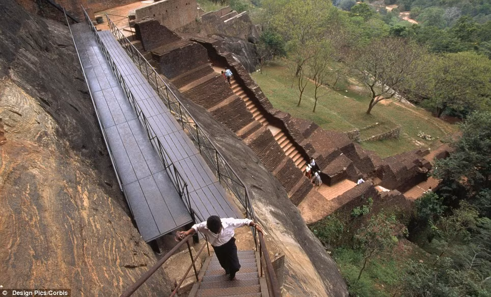Du khách leo bậc thang dẫn lên tu viện Sigiriya Du khách leo bậc thang dẫn lên tu viện Sigiriya