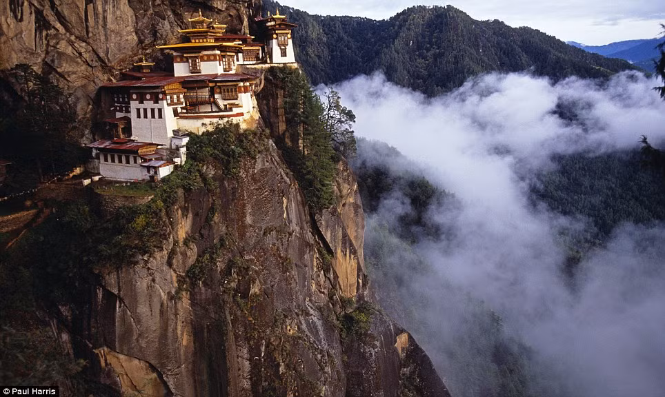 Tu viện Taktshang Tiger's Nest được xây dựng trên vách đá cao 700 m trên thung lũng Paro ở Bhutan. Tu viện Taktshang Tiger's Nest được xây dựng trên vách đá cao 700 m trên thung lũng Paro ở Bhutan.