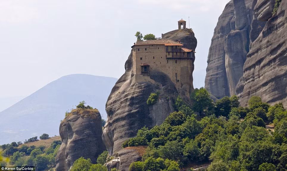 u viện Holy Holy của Saint Nicholas Anapausas tại Meteora, Hy Lạp được xây dựng vào thế kỷ 16. u viện Holy Holy của Saint Nicholas Anapausas tại Meteora, Hy Lạp được xây dựng vào thế kỷ 16.