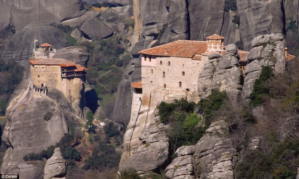 Tu viện Agios Nikolaos Anapafsas (trái) và Agia Roussanou (phải) là một phần của quần thể tu viện Meteora tại Hy Lạp. Tu viện Agios Nikolaos Anapafsas (trái) và Agia Roussanou (phải) là một phần của quần thể tu viện Meteora tại Hy Lạp.