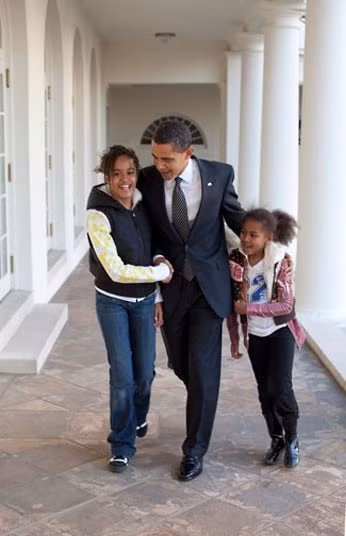 Theo bà Obama, dù bận rộn đến mấy, Tổng thống luôn luôn dành thời gian để chơi với các cô con gái.