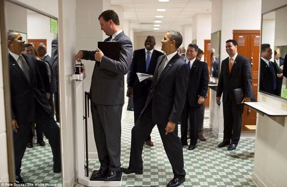 Tổng thống Obama trên đường tới phòng thay đồ tại Đại học Texas bắt gặp Giám đốc Nhà Trắng Marvin Nicholson đang tranh thủ cân. Ông đã không biết rằng mình bị ông Obama đặt chân lên chiếc cân. Tổng thống Obama trên đường tới phòng thay đồ tại Đại học Texas bắt gặp Giám đốc Nhà Trắng Marvin Nicholson đang tranh thủ cân. Ông đã không biết rằng mình bị ông Obama đặt chân lên chiếc cân.