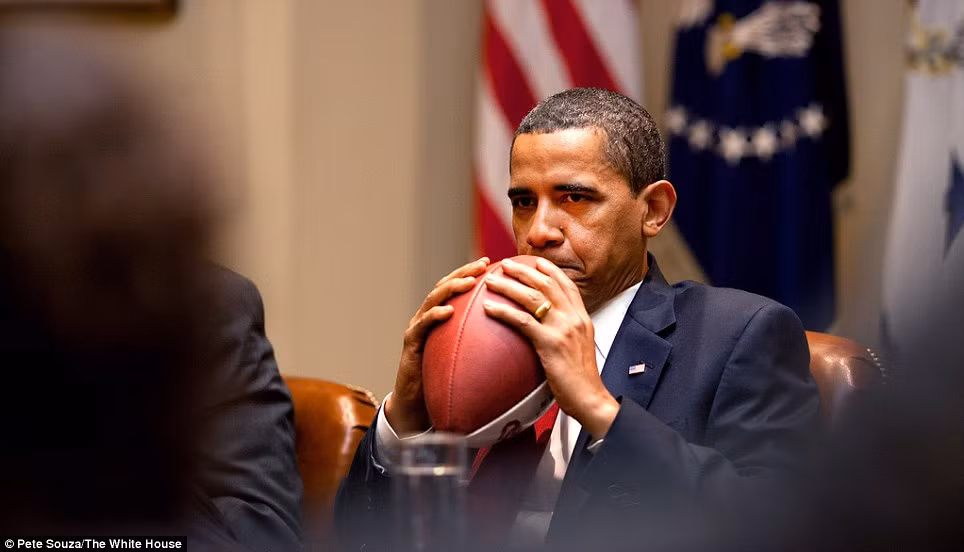 Tổng thống Barack Obama lắng nghe trong một cuộc họp với các cố vấn trong phòng Roosevelt của Nhà Trắng ngày 4 tháng 5 năm 2009. Tổng thống Barack Obama lắng nghe trong một cuộc họp với các cố vấn trong phòng Roosevelt của Nhà Trắng ngày 4 tháng 5 năm 2009.