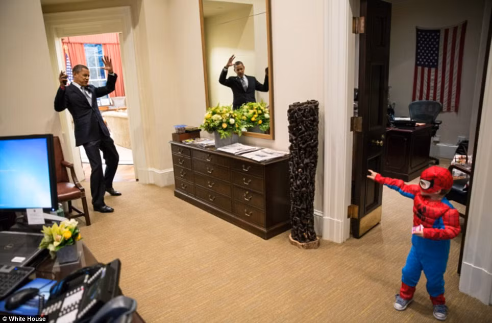 Tổng thống Obama giả vờ bị bắt bởi một Spider Man - con trai của một nhân viên Nhà Trắng - bên ngoài phòng Bầu dục hồi tháng 10. Tổng thống Obama giả vờ bị bắt bởi một Spider Man - con trai của một nhân viên Nhà Trắng - bên ngoài phòng Bầu dục hồi tháng 10.