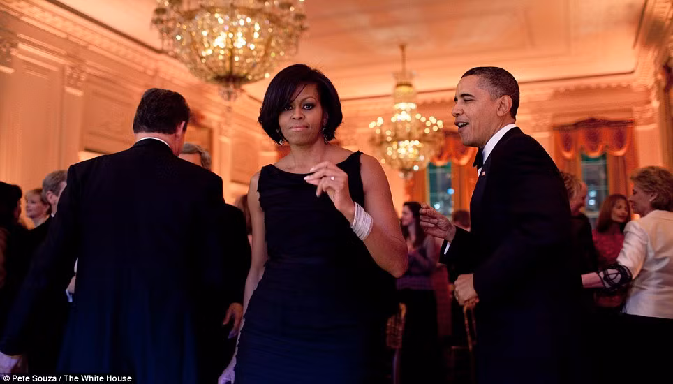 Tổng thống Obama và Đệ nhất phu nhân Michelle Obama khiêu vũ cùng nhau trong Phòng Đông của Nhà Trắng ngày 21/2/2010. Tổng thống Obama và Đệ nhất phu nhân Michelle Obama khiêu vũ cùng nhau trong Phòng Đông của Nhà Trắng ngày 21/2/2010.