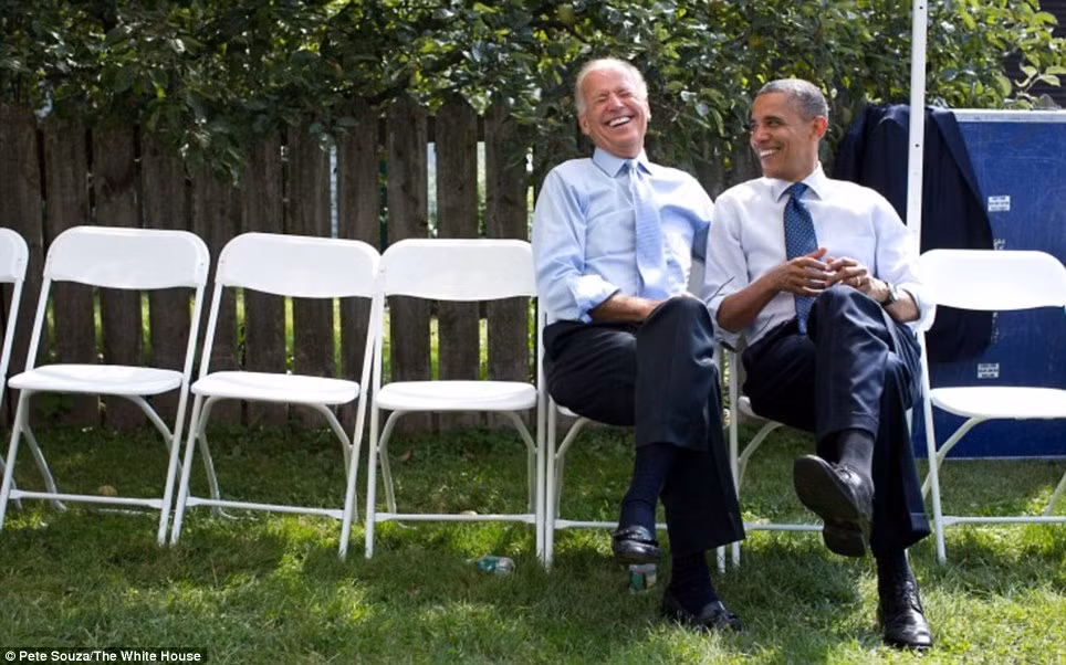 Tổng thống Obama và Phó Tổng thống Joe Biden chia sẻ niềm vui trước khi tham gia một sự kiện tại Bảo tàng Strawbery Banke ở Portsmouth, New Hampshire vào ngày 7 tháng 9. Tổng thống Obama và Phó Tổng thống Joe Biden chia sẻ niềm vui trước khi tham gia một sự kiện tại Bảo tàng Strawbery Banke ở Portsmouth, New Hampshire vào ngày 7 tháng 9.