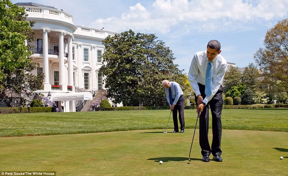 Tổng thống Barack Obama và Phó Tổng thống Joe Biden chơi golf trong khuôn viên Nhà Trắng ngày 24 tháng 4 năm 2009. Tổng thống Barack Obama và Phó Tổng thống Joe Biden chơi golf trong khuôn viên Nhà Trắng ngày 24 tháng 4 năm 2009.