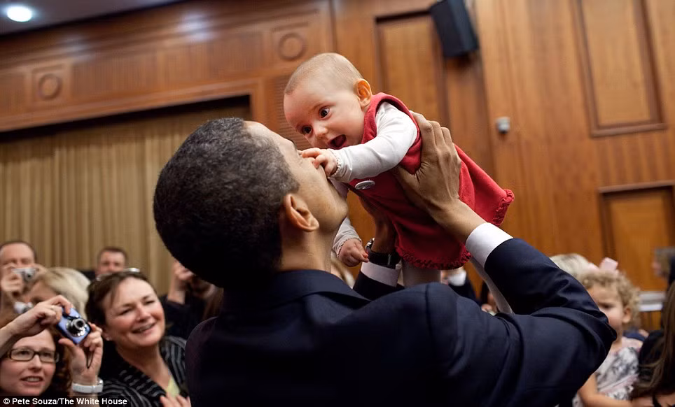 Tổng thống Obama âu yếm một em bé vào ngày 4/4/2009 trong bữa tiệc đãi các Đại sứ Mỹ tại một khách sạn ở Prague. Tổng thống Obama âu yếm một em bé vào ngày 4/4/2009 trong bữa tiệc đãi các Đại sứ Mỹ tại một khách sạn ở Prague.