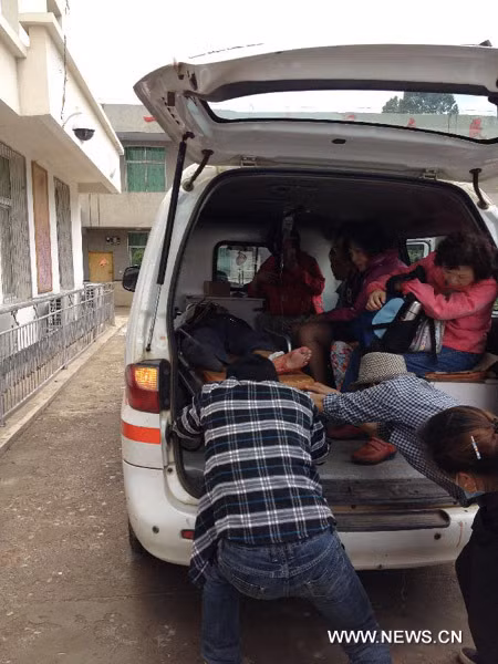 Một người bị thương được đưa lên chiếc xe cấp cứu gần hồ Lugu thuộc biên giới giữa tỉnh Vân Nam và tỉnh Tứ Xuyên. Một người bị thương được đưa lên chiếc xe cấp cứu gần hồ Lugu thuộc biên giới giữa tỉnh Vân Nam và tỉnh Tứ Xuyên.