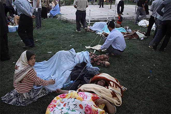 Nạn nhân của trận động đất kép nằm bên ngoài sân bệnh viện ở Ahar.