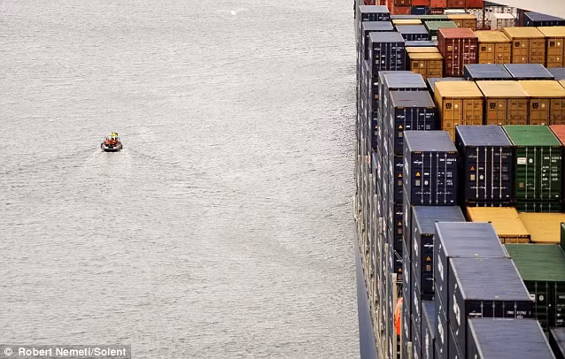 Tàu container lớn nhất thế giới tại cảng Southampton Tàu container lớn nhất thế giới tại cảng Southampton