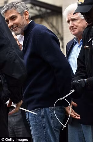 Trong chuyến đi đến khu vực South Kordofan, George Clooney đã ghi lại những hình ảnh đói khổ của trẻ em nơi này để đưa ra trước Ủy ban Đối ngoại Thượng viện.