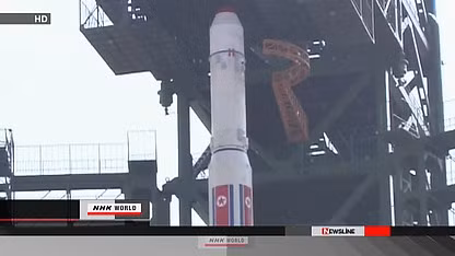 Tên lửa Unha-3 tại bệ phóng Tongchang-ri. Tên lửa Unha-3 tại bệ phóng Tongchang-ri.