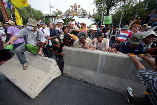 Đám đông người biểu tình đòi xông vào tòa nhà Chính phủ. 37 người đã bị thương trong các đụng độ giữa cảnh sát và những người biểu tình chống chính phủ, trong đó có 5 nhân viên cảnh sát.
