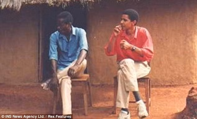 Tổng thống Obama bên ngoài căn nhà của họ hàng tại Kenya trong bức ảnh không đề thời gian chụp. Ông Obama đã phải nỗ lực rất nhiều để từ bỏ thói quen hút thuốc lá.