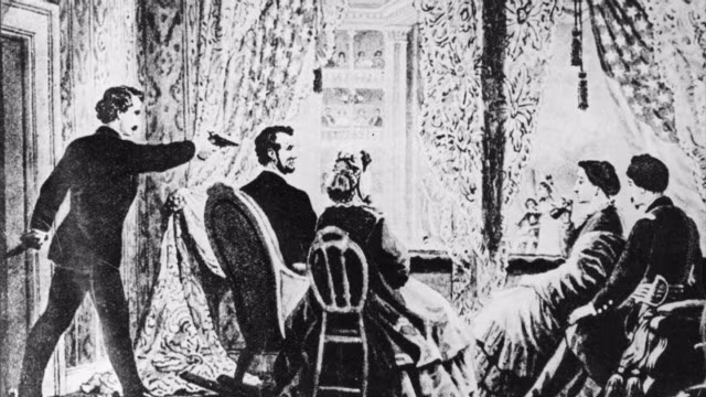 Kẻ sát nhân bắn vào đầu Tổng thống Lincoln từ phía sau tại nhà hát. Kẻ sát nhân bắn vào đầu Tổng thống Lincoln từ phía sau tại nhà hát.