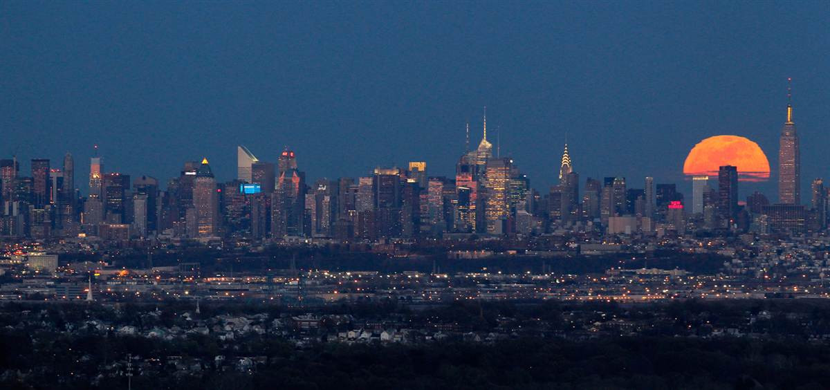 Trăng tròn mọc ở chân trời New York hôm 6/4.
