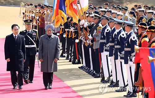 Thủ tướng Ấn Độ Manmohan Singh (phải) đi cạnh Tổng thống Hàn Quốc Lee Myung-bak trong lễ tiếp đón trọng thể tại Seoul