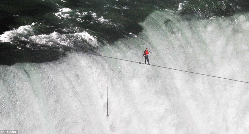 Chuyến vượt thác lần này của Wallenda tiêu tốn tới 1,3 triệu USD do đài ABC của Mỹ tài trợ để xây dựng và lắp đặt dây cáp, cũng như việc xin cấp giấy phép và thuê lực lượng an ninh bảo vệ hai bên bờ thác