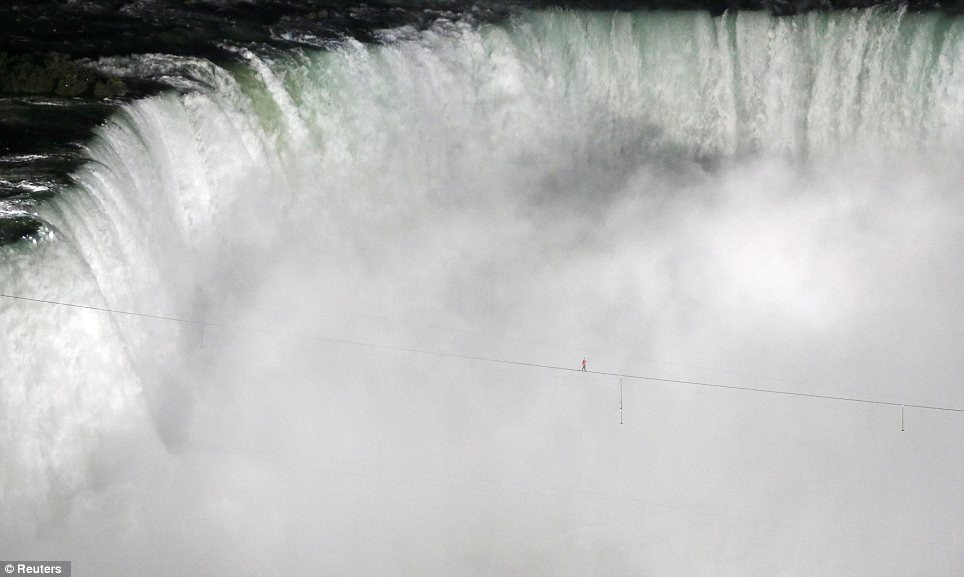 Wallenda, 33 tuổi, là thế hệ thứ 7 trong đoàn xiếc gia đình Flying Wallendas nổi tiếng của Đức chuyên biểu diễn những tiết mục xiếc vô cùng độc đáo như đu quay, tung hứng và đi trên dây..