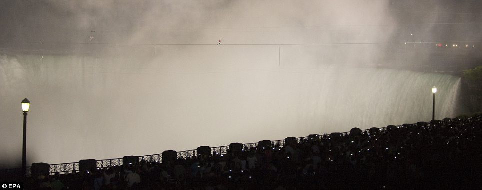 Đây là kỷ lục Guiness thứ 7 của Niks Wallenda. Trước đó, anh đã lập 6 lỷ lục Guiness, trong đó có kỷ lục đi xe đạp trên dây dài nhất và chồng người trên dây thành Kim tự tháp cao nhất (đều không có dây bảo hiểm).