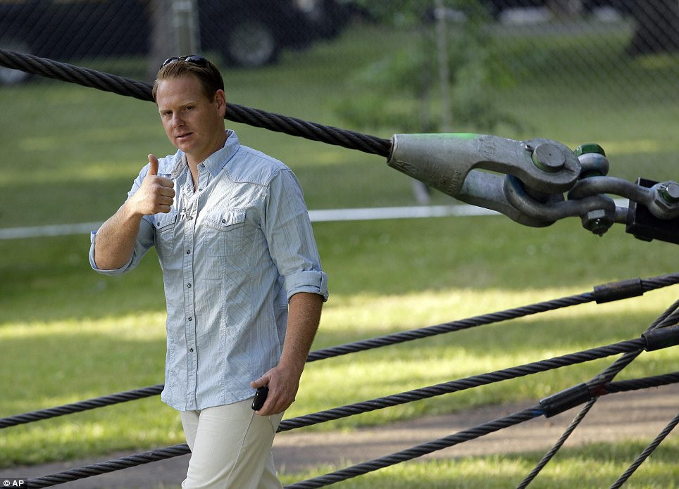 Wallenda trước thời điểm bắt đầu hành trình thử thách.