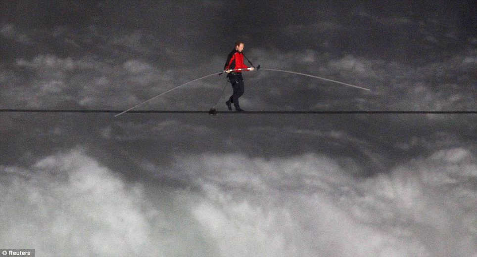 Màn trình diễn táo bạo của Wallenda diễn ra vào lúc 20h15 ngày 15/6 theo giờ địa phương trước sự chứng kiến của hàng ngàn người cổ vũ.