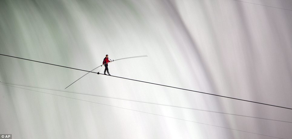 Wallenda phải cần đến sự tập trung cao độ mới có thể hoàn thành được màn trình diễn của mình.