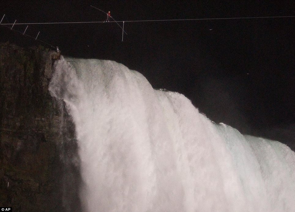 Gia đình Wallenda có truyền thống biểu diễn đã hơn 200 năm, trong đó có màn biểu diễn tập thể nổi tiếng của hai thành viên trên không.