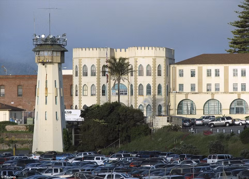 Bên ngoài nhà tù San Quenin, hướng ra vịnh San Francisco.