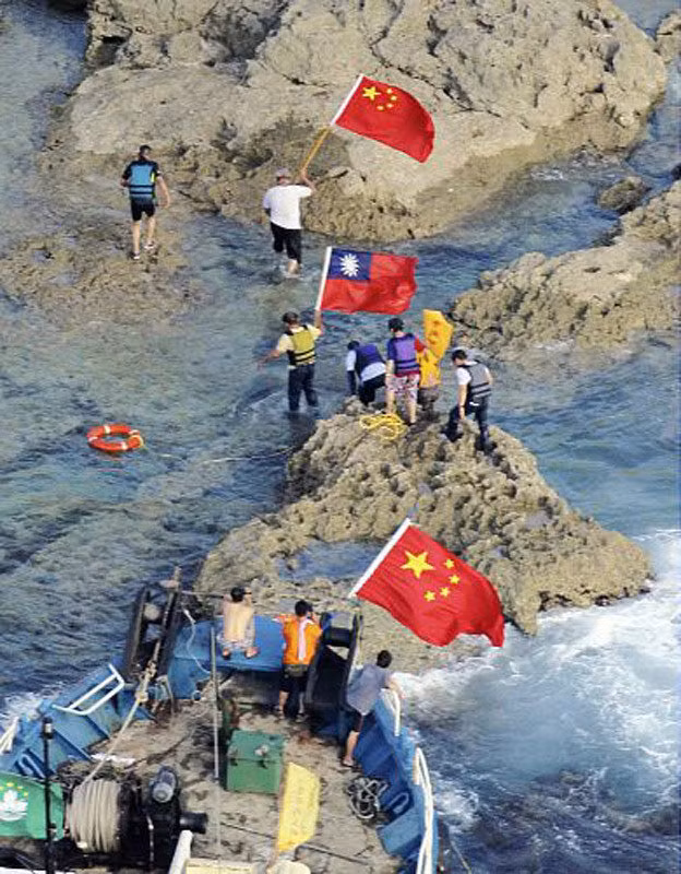 7 trong 14 người Trung Quốc có mặt trên tàu cá mang cờ Trung Quốc và Hồng Kông lên đảo Uotsuri vào lúc 17h30 giờ địa phương ngày 15/8. 7 trong 14 người Trung Quốc có mặt trên tàu cá mang cờ Trung Quốc và Hồng Kông lên đảo Uotsuri vào lúc 17h30 giờ địa phương ngày 15/8.
