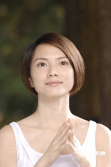 Sau 8 năm tìm hiểu, đôi uyên ương quyết định “góp gạo thổi cơm chung”. Đông đảo bạn bè đã tới dự hôn lễ của họ, trong đó có diễn viên Quách Phú Thành, Lương Vịnh Kỳ, Dương Thái Ni…