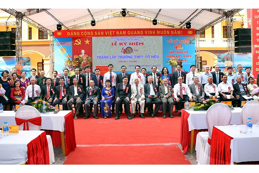 Ông Lê Văn Thành, Bí thư Thành ủy Hải Phòng chụp ảnh lưu niệm cùng các thế hệ nhà giáo Trường Trung học phổ thông Tô Hiệu. (Ảnh: CTV) Ông Lê Văn Thành, Bí thư Thành ủy Hải Phòng chụp ảnh lưu niệm cùng các thế hệ nhà giáo Trường Trung học phổ thông Tô Hiệu. (Ảnh: CTV)