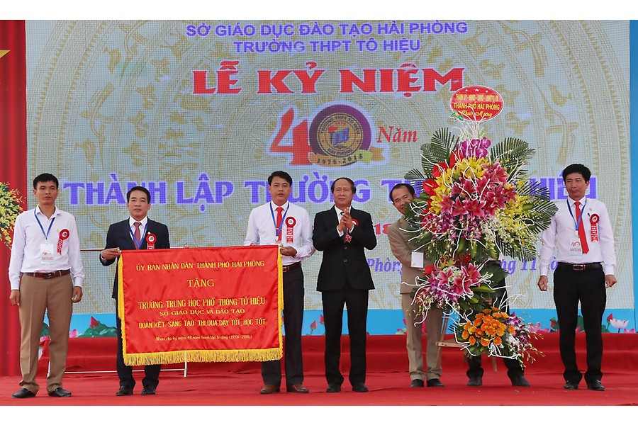Ủy ban nhân dân thành phố Hải Phòng trao cờ truyền thống tặng Trường Trung học phổ thông Tô Hiệu (Ảnh: CTV) Ủy ban nhân dân thành phố Hải Phòng trao cờ truyền thống tặng Trường Trung học phổ thông Tô Hiệu (Ảnh: CTV)