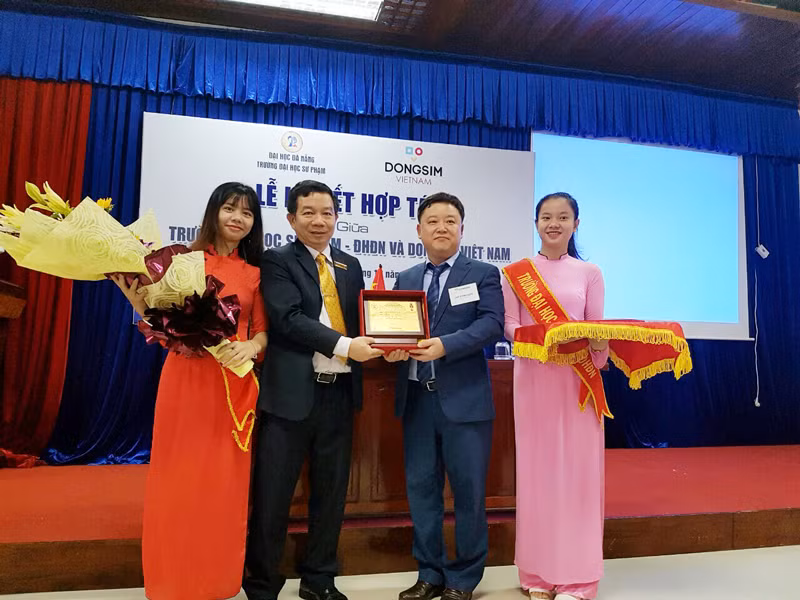 Đại diện 2 bên trao quà tặng lưu niệm.