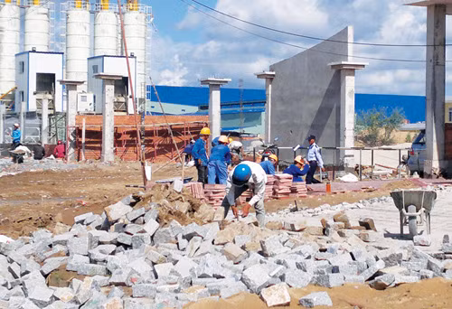 Hết hạn xử lý, lao động phổ thông TQ vẫn đầy công trường! ảnh 1