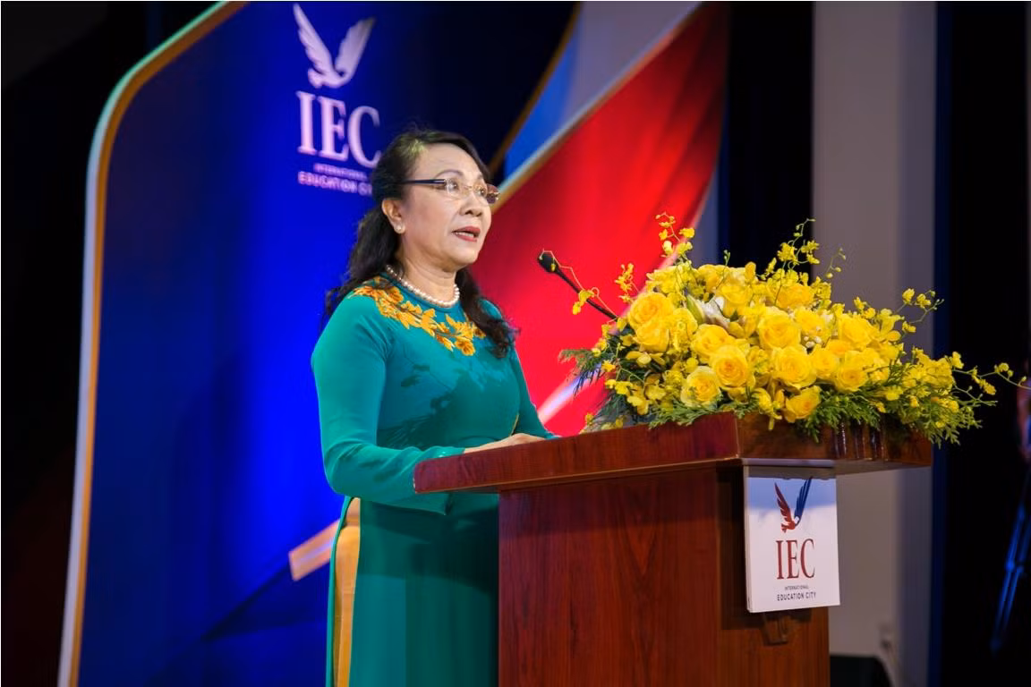 Thứ trưởng Bộ Giáo dục và Đào tạo Nguyễn Thị Nghĩa chia sẻ cảm nhận về IEC Quảng Ngãi. Ảnh: AN