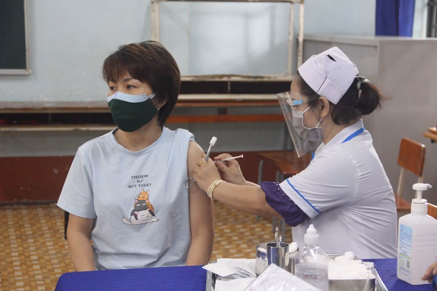 Giáo viên ở Thành phố Hồ Chí Minh được tiêm phòng vắc xin (ảnh: P.N)