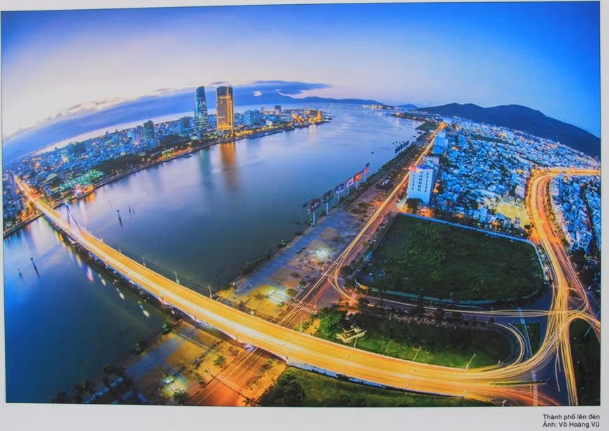Thành phố lên đèn. Ảnh: Võ Hoàng Vũ
