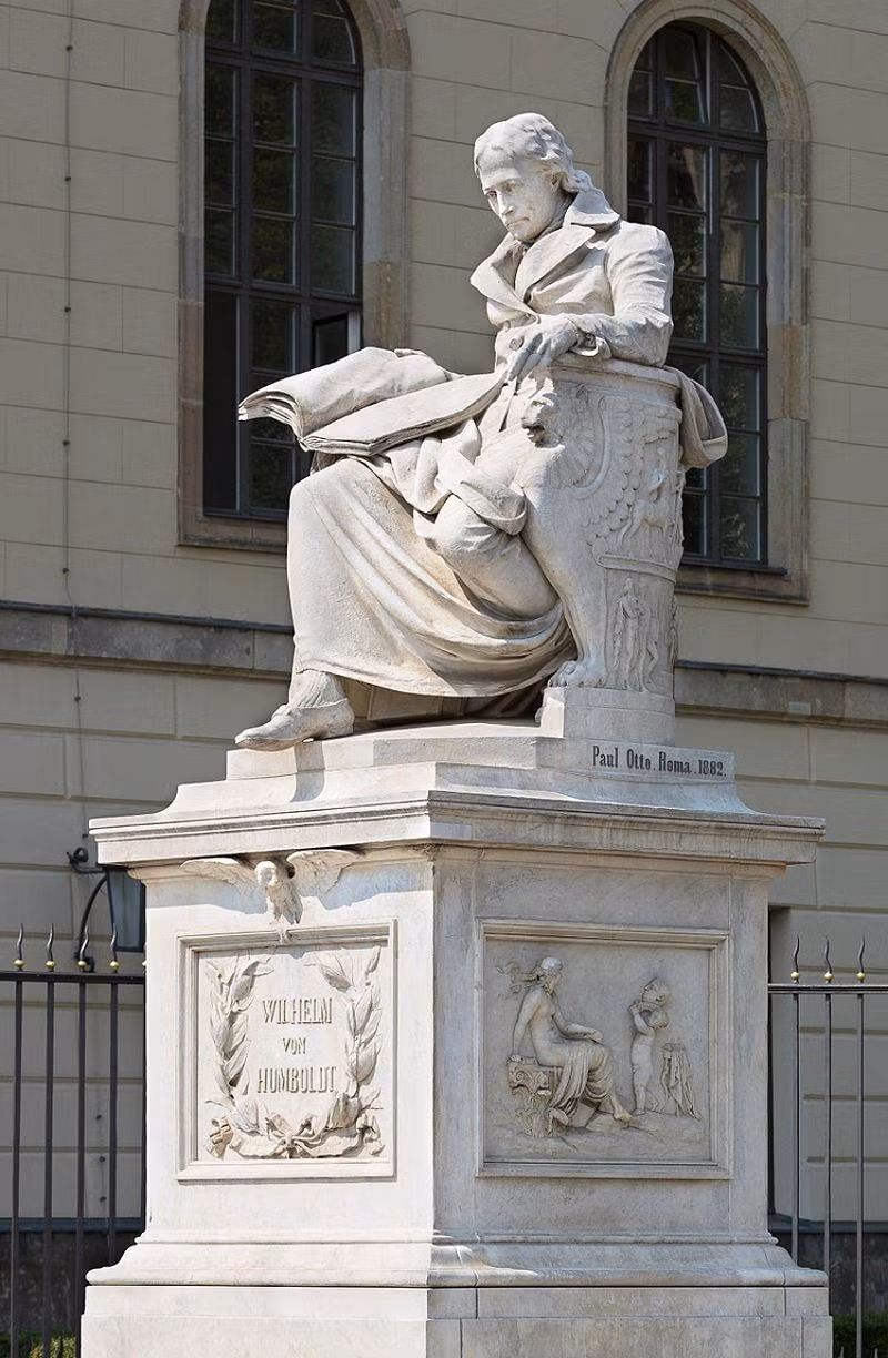 Tượng bên trái cổng trường: Wilhelm von Humboldt. Tượng bên trái cổng trường: Wilhelm von Humboldt.