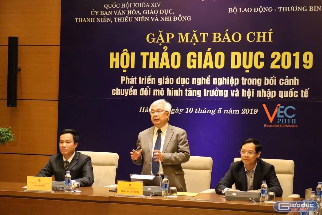 Chủ nhiệm Ủy ban Văn hóa, Giáo dục, Thanh niên, Thiếu niên và Nhi đồng của Quốc hội Phan Thanh Bình phát biểu. Ảnh: Đỗ Thơm