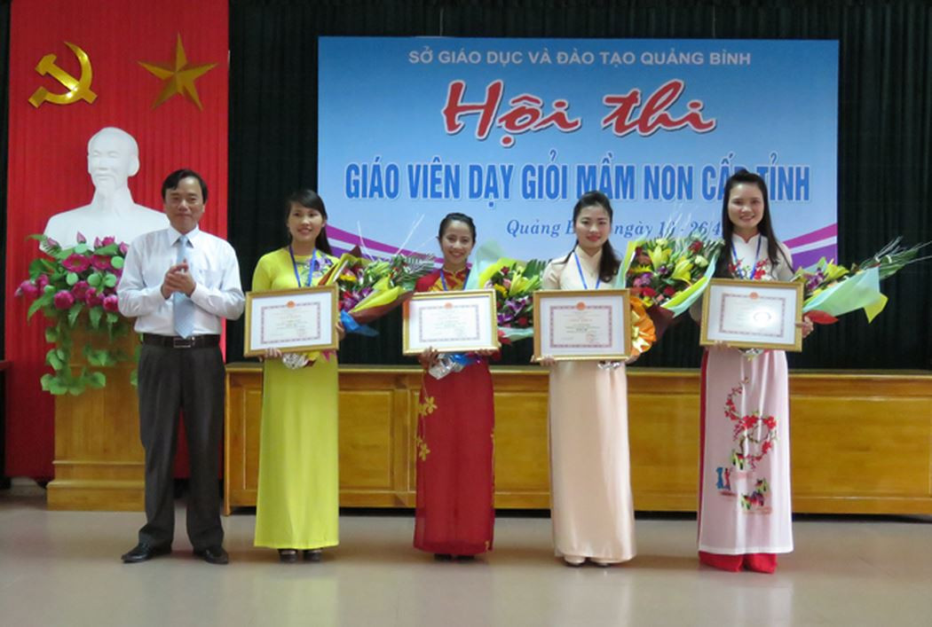 Giáo viên tham gia hội thi giáo viên dạy giỏi (Ảnh: Baoquangbinh.vn). Giáo viên tham gia hội thi giáo viên dạy giỏi (Ảnh: Baoquangbinh.vn).
