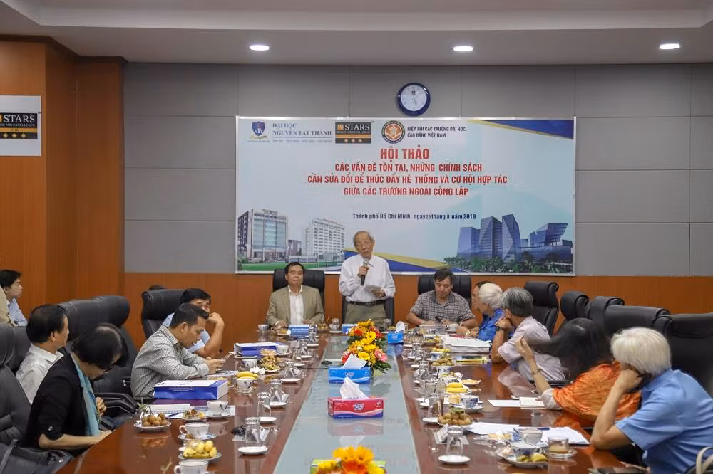 Giáo sư, Tiến sĩ Trần Hồng Quân chủ trì buổi Hội thảo.