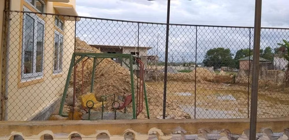 Đến 17h ngày 17/8/2019, 1 số hạng mục đồng chí Giám đốc Sở Giáo dục và Đào tạo yêu cầu làm ngay đã hoàn thành (Ảnh: lưới mắt cáo chắn hồ).