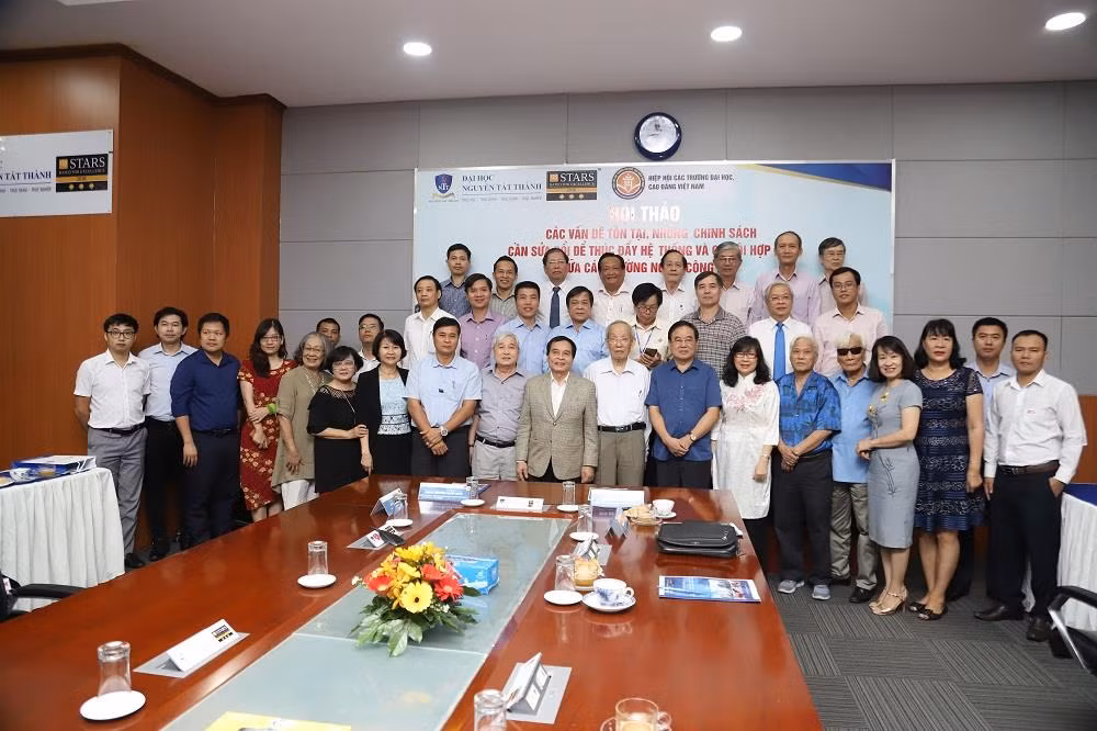 Các đại biểu tham gia buổi Hội thảo về “Các vấn đề tồn tại, những chính sách cần sửa đổi để thúc đẩy hệ thống và cơ hội hợp tác giữa các trường ngoài công lập”.
