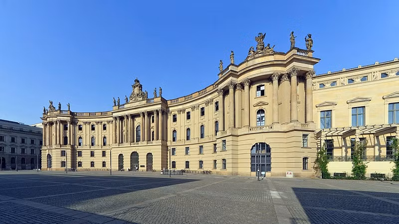 Tòa nhà thư viện cũ, nay là khoa Luật của HU Berlin. Tòa nhà thư viện cũ, nay là khoa Luật của HU Berlin.